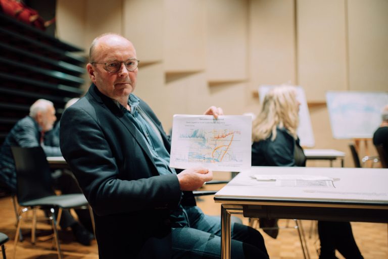 Lid van Hollandse Luchten laat meetresultaten zien.