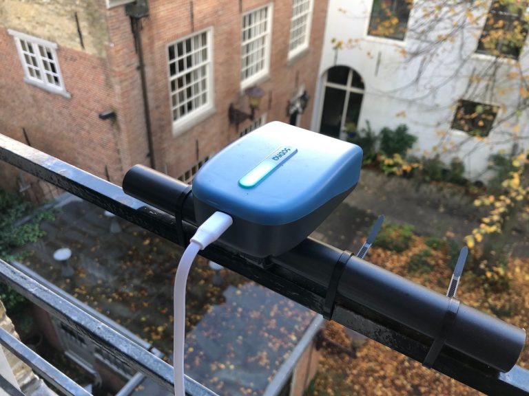 De SODAQ air onder een afdakje bij Waag Futurelab.