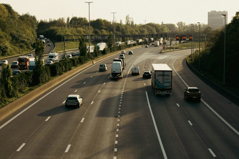 Auto's op een snelweg.