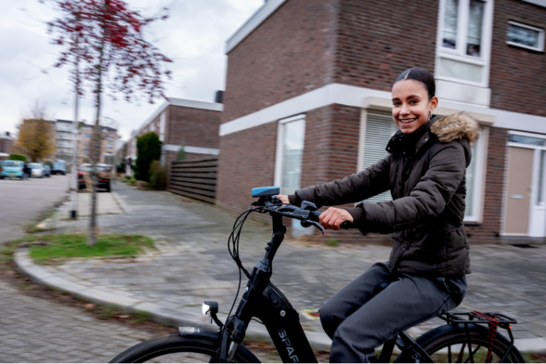Leerling op de fiets met fijnstofsensor
